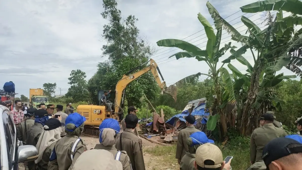 GUNAKAN EKSKAVATOR: Petugas Satpol PP Kabupaten Banjar membongkar bangunan liar yang diduga sebagai “warung jablay” berkedok warung makan di Desa Kayu Bawang, Kecamatan Gambut, Rabu (15/4) sore.