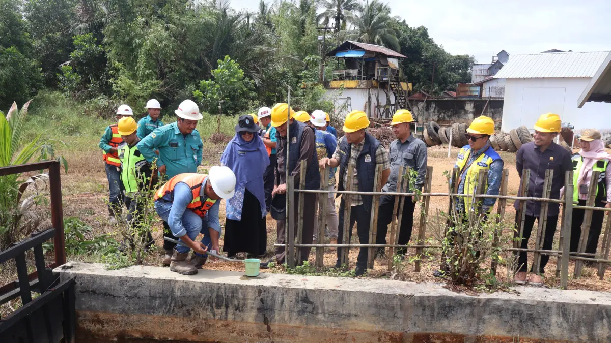 KUNJUNGAN: Komisi III DPRD Banjarbaru melakukan kunjungan lapangan ke PT Galuh Cempaka yang berada di Kelurahan Palam, Kota Banjarbaru. (SYAHRIAL UNTUK RADAR BANJARMASIN)