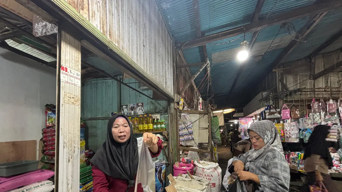 MAHAL: Aminah (45) salah satu pedagang beras di Pasar Kalindo, Banjarmasin Barat yang menyebut terdapat kenaikan harga kantong plastik. (Zulvan Rahmatan/Radar Banjarmasin)