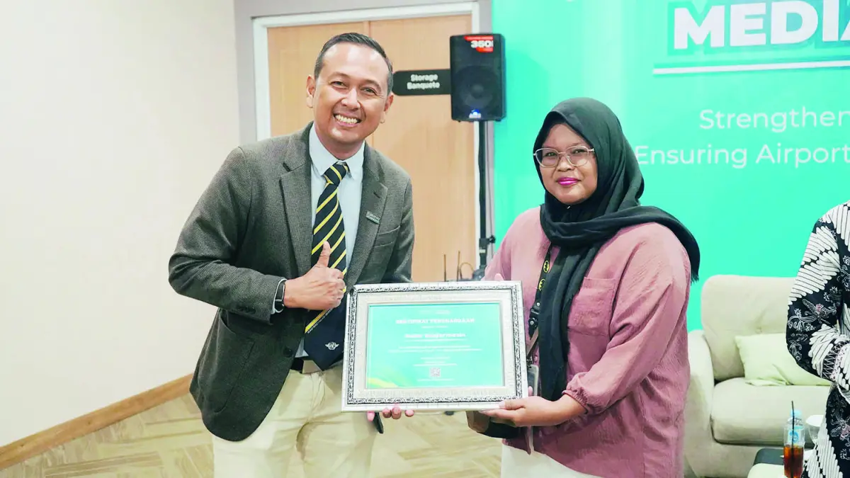 PENGHARGAAN: Reporter Radar Banjarmasin, Sheilla Farazela mewakili menerima penghargaan dari Bandara Internasional Syamsudin Noor.&nbsp;
(Foto: Humas Bandara Internasional Syamsudin Noor)&nbsp;
