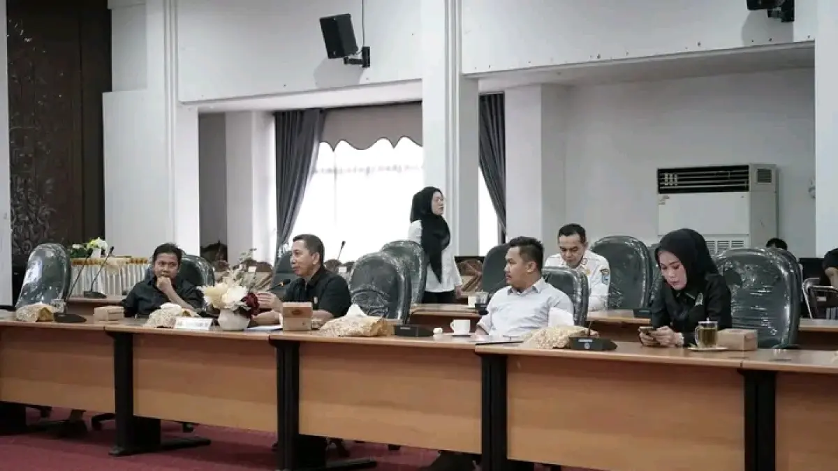RAPERDA:Komisi III DPRD HSS dalam rapat lanjutan pembahasan Raperda pengelolaan barang milik daerah bersama Eksekutif, Rabu (15/4/2026).(Foto:DPRD HSS)&nbsp;