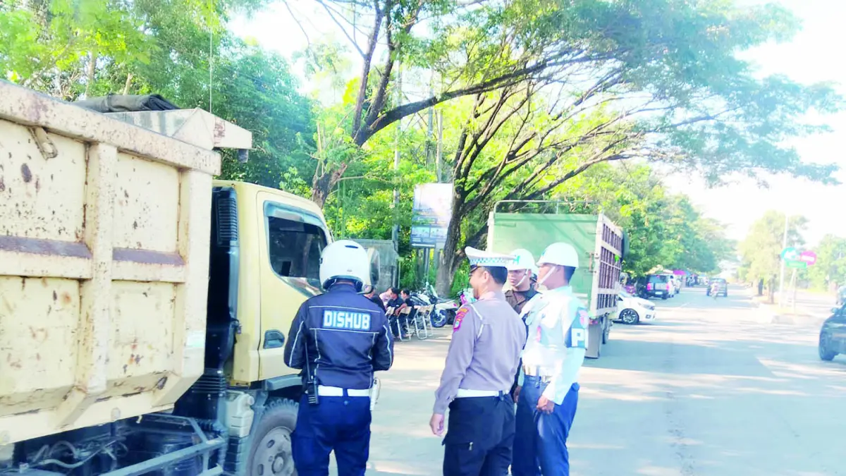 RAZIA: Puluhan angkutan barang terjaring razia gabungan yang digelar Dinas Perhubungan (Dishub) Kota Banjarbaru di Jalan Trikora, Selasa (14/4) tadi.&nbsp;
(Foto: DISHUB BANJARBARU UNTUK RADAR BANJARMASIN)&nbsp;