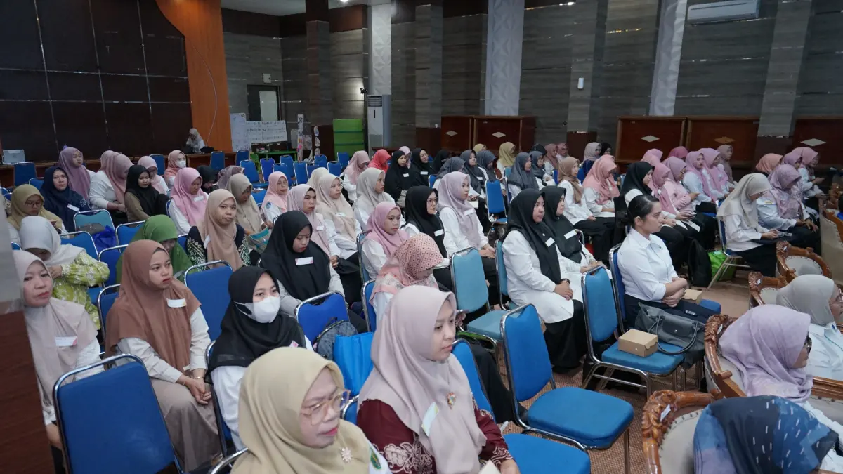 TERIMA BANTUAN:Sejumlah alat permainan edukasi anak PAUD diserahkan PT Adaro Indonesia kepada puluhan sekolah PAUD.
