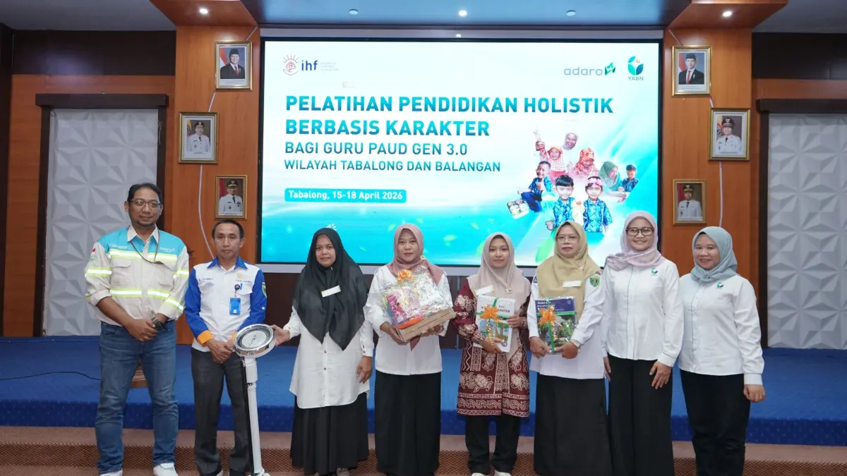 TERIMA BANTUAN:Sejumlah alat permainan edukasi anak PAUD diserahkan PT Adaro Indonesia kepada puluhan sekolah PAUD.
