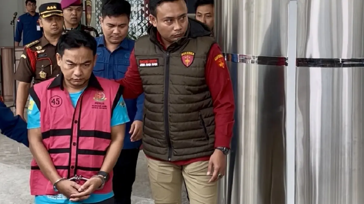 TERTUNDUK: Hery Susanto ditangkap tim penyidik di kediamannya pada Rabu malam (15/4/2026). (Foto: Radar Cirebon) 