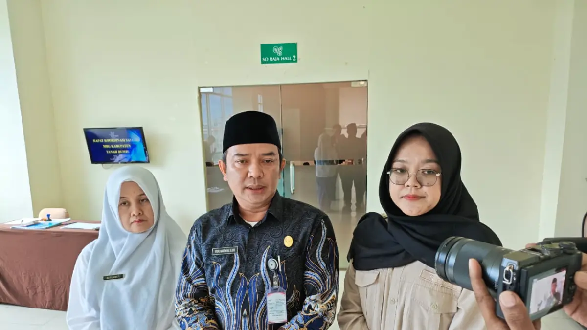 WAWANCARA: Asisten Pemerintahan dan Kesra Tanah Bumbu M Putu Wisnu Wardhana bersama satgas memberikan keterangan kepada awak media.