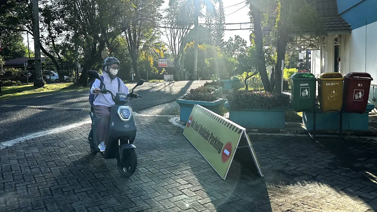 KOMITMEN:Setiap Jumat Kantor PLN tidak menyediakan lahan parkir bagi kendaraan berbahan bakar minyak untuk seluruh pegawai. Oleh karena itu, insan PLN didorong untuk menggunakan transportasi umum, kendaraan listrik, sepeda, atau bahkan berjalan kaki menuju tempat kerja.(Foto-foto: PLN UID Kalselteng)