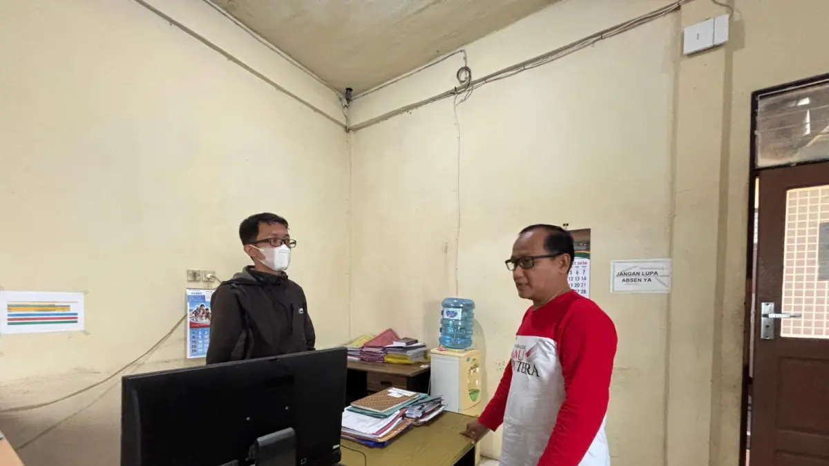 BARU MENJABAT: Kepala Diskopumker, Machli Riyadi saat meninjau Posko Pengaduan THR di Kantor Diskopumker Banjarmasin setelah Lebaran 2026. (Zulvan Rahmatan/Radar Banjarmasin)