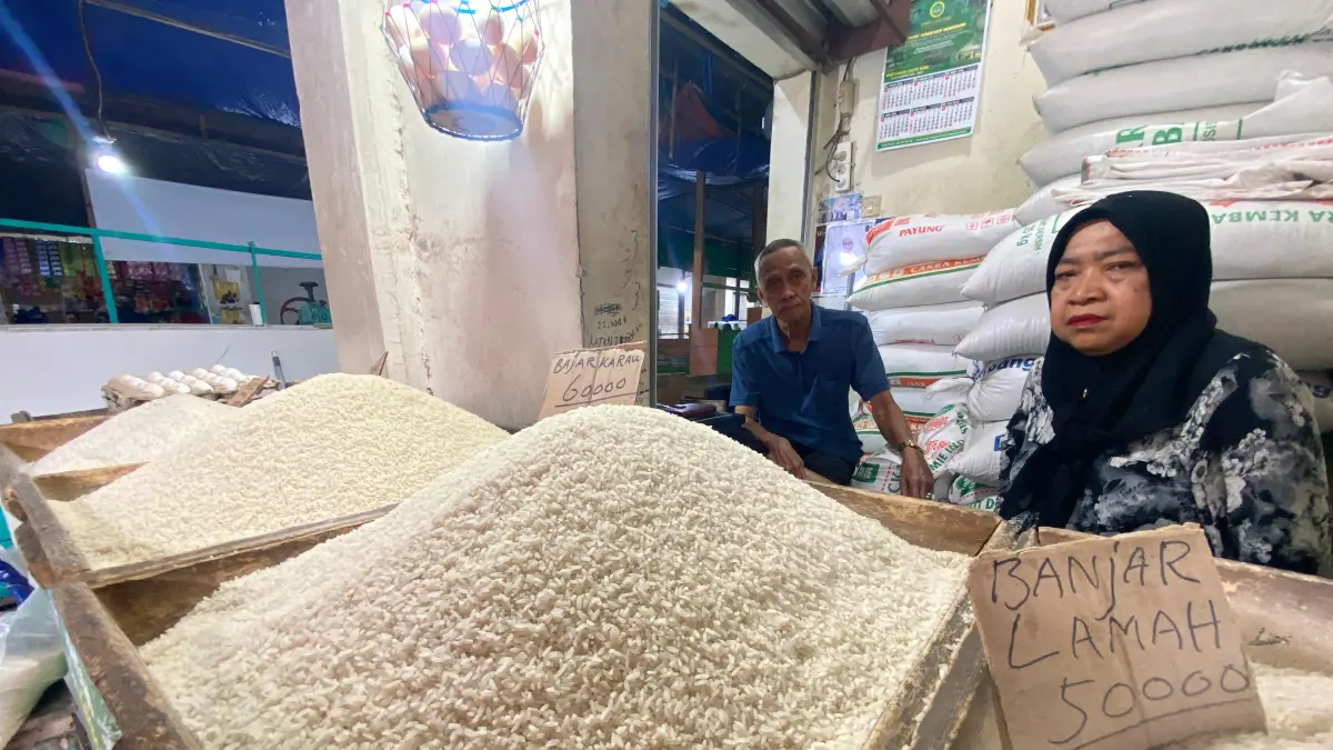 BERAS NAIK: Suasana pedagang beras di Pasar Kemakmuran Kotabaru. (Foto:Jumain/ Radar Banjarmasin)&nbsp;