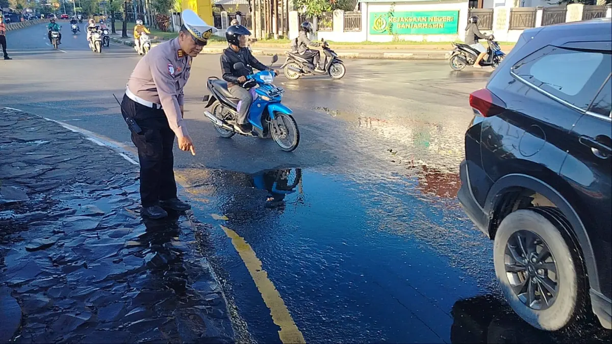 BOCOR: Kanit Lantas Polsek Banjarmasin Utara AKP Suhardi menunjukkan titik kebocoran kolam Bundaran Kayu Tangi.