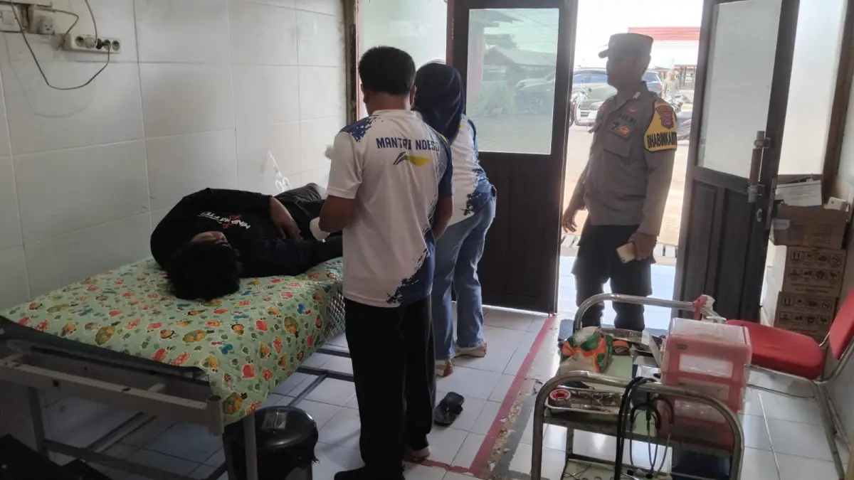 GEGER: Pelaku MR yang terlibat perkelahian dengan ayah tiri di Desa Tanjung Dewa saat mendapat perawatan di Puskesmas Batakan. (Foto : Polsek Panyipatan untuk Radar Banjarmasin)