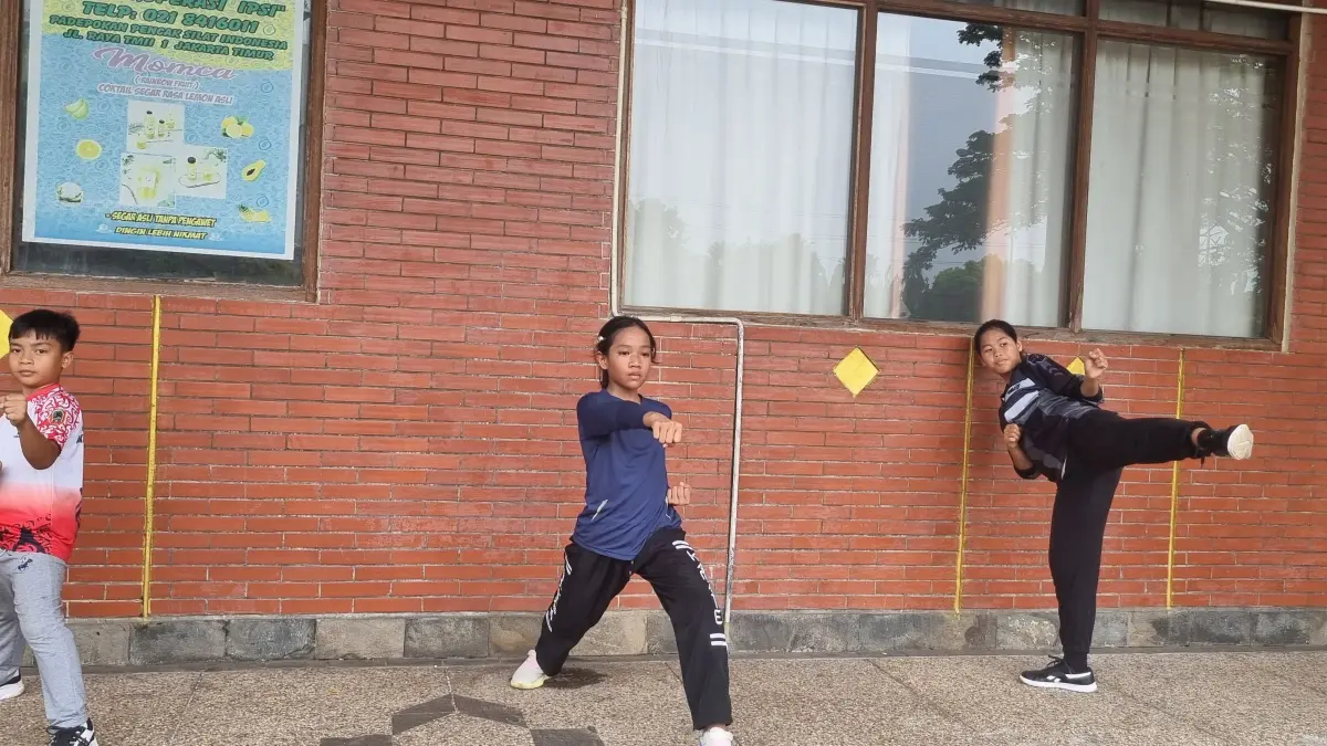 GENJOT LATIHAN: Tiga karateka muda ASKI Balangan saat menjalani sesi latihan intensif untuk mematangkan teknik dan fisik sebelum bertolak ke Kejurnas ASKI di Jakarta. (Rifki untuk Radar Banjarmasin)