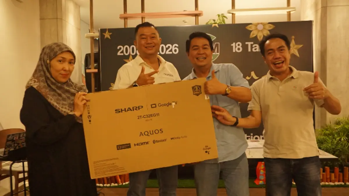 GRANDPRIZE – Direktur PT Caelum Hospitality Aristo R Wanney beruntung mendapatkan grandprize. Diserahkan langsung SM PT Mitsubishi Berlian Motor, Hanifa.