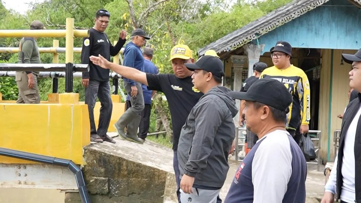 IKUT AKSI: Anggota DPRD Tapin Taufik Hidayat berdiskusi dengan masyarakat saat ikuti aksi bersih-bersih sungai Tambarangan.
Foto Rasidi Fadli&nbsp;