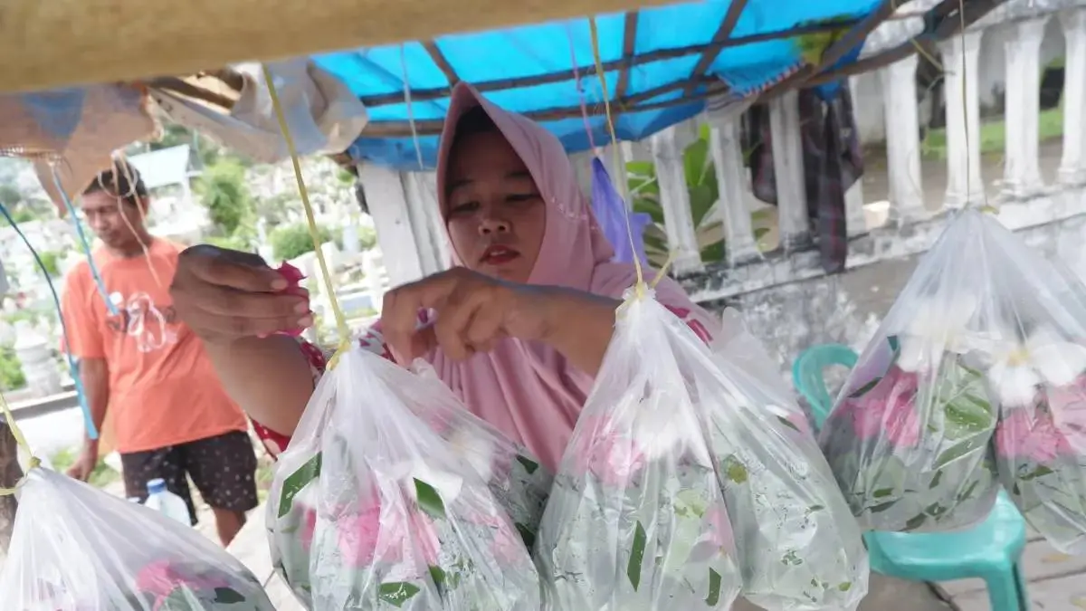 Ilustrasi. Kenaikan harga plastik naik akibat konflik Timur Tengah berdampak pada biaya kemasan dan menekan pelaku UMKM. (ANDIKA NUR HIKMAH/ RADAR PALU)

