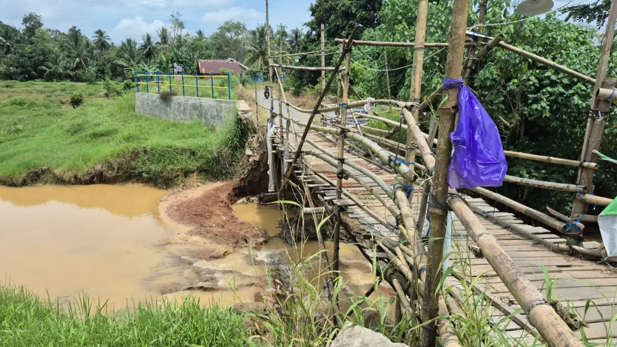 JADI PRIORITAS: Jembatan di Desa Martadah Baru yang rusak pada akhir tahun 2025 lalu. (Foto : Jali untuk Radar Banjarmasin)