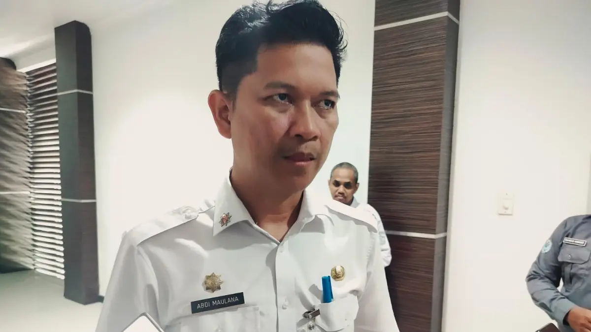 Kepala Dinas Lingkungan Hidup Kabupaten Barito Kuala Abdi Maulana saat memberikan keterangan kepada awak media. //maulana