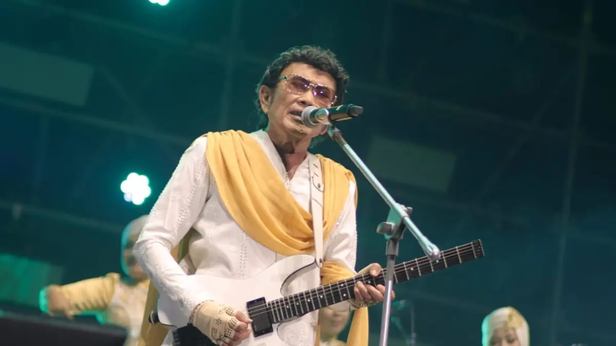KONSER: Rhoma Irama tampil bersama Soneta Group dalam sebuah pertunjukan musik dangdut di atas panggung. (Foto: Instagram Rhoma Irama)