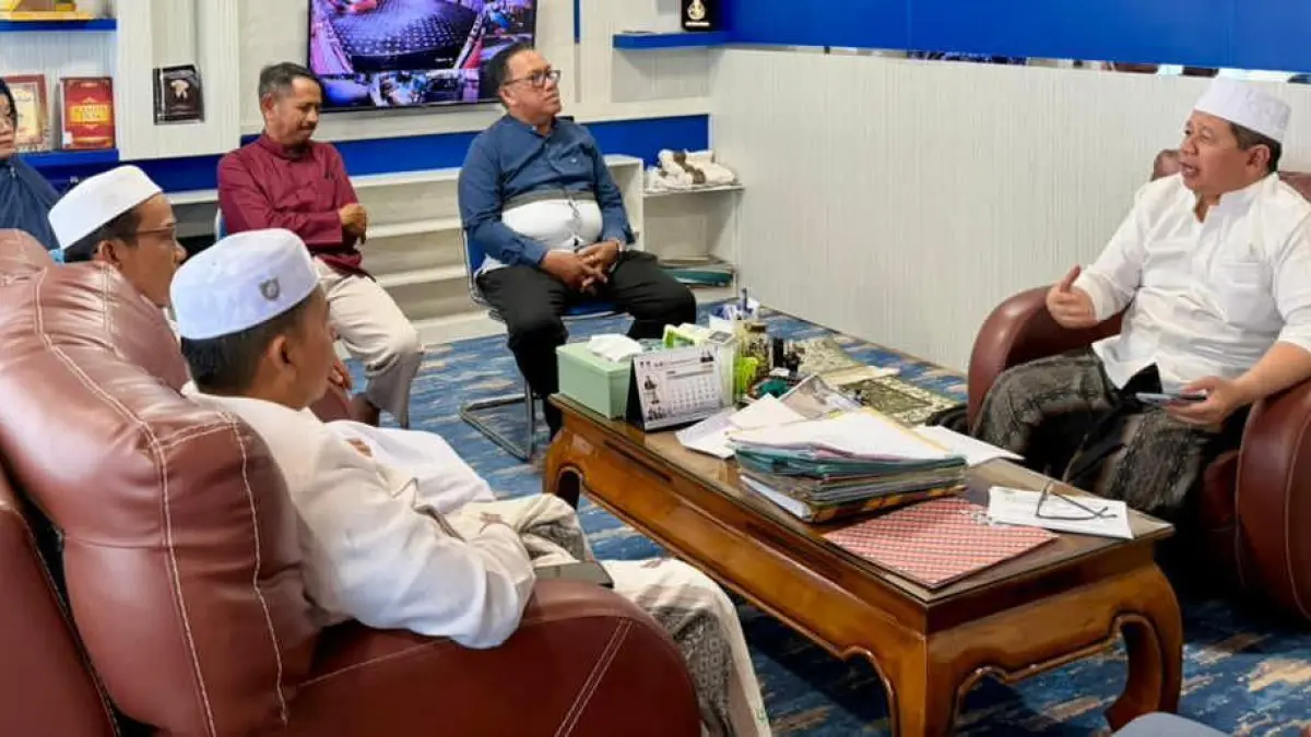 LANGSUNG DITANYA: Kepala Kanwil Kemenag Kalsel, H Muhammad Tambrin melakukan konfirmasi kepada Kepala Madrasah dan panitia pelaksana PMB MAN 2 Banjarmasin, Jumat (17/4/2026).(Foto:Kemenag Kalsel untuk Radar Banjarmasin)