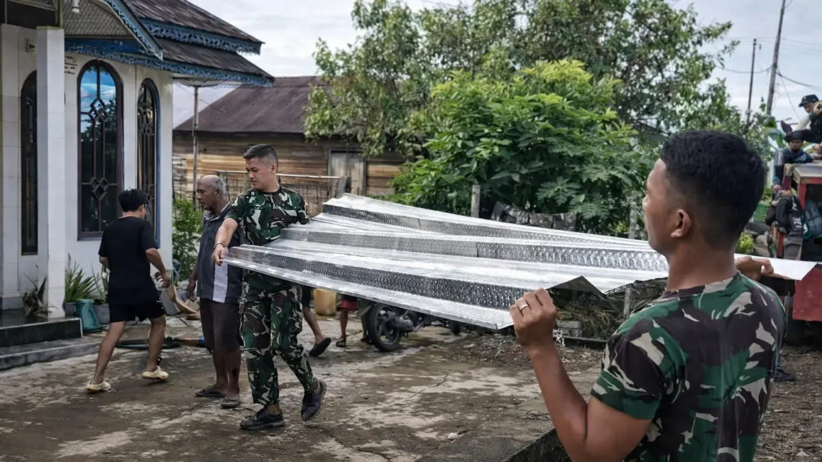 MATERIAL: Material besi untuk pembangunan jembatan di Desa Paya HST telah didatangkan. (Foto: Pendim 1002/HST).