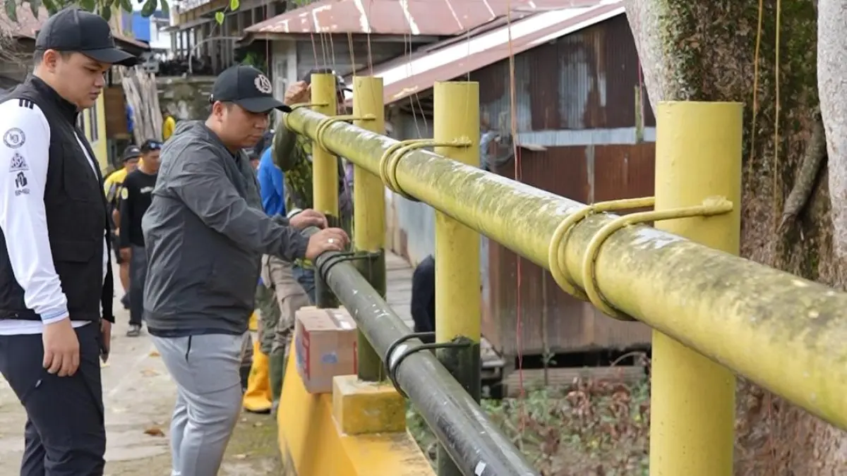 MINTA CEPAT: Anggota DPRD Tapin Taufik Hidayat minta dinas terkait untuk cepat menyerahkan bantuan ke warga yang terdampak banjir.
Foto Rasidi Fadli&nbsp;