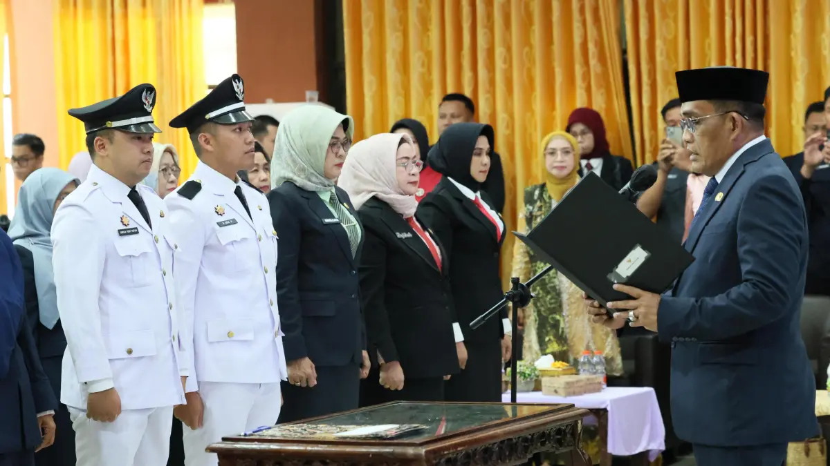 MOMEN: Bupati HSU H. Sahrujani saat mengambil sumpah jabatan pejabat struktural dalam kegiatan pengukuhan dan pelantikan di Aula Dr KH Idham Chalid, Amuntai, Jumat (17/4). (Foto: M.Akbar/Radar Banjarmasin)