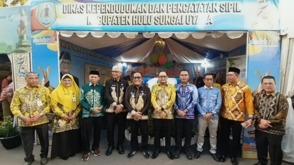 MOMEN:Bupati dan Wakil Bupati HSU, H Sahrujani dan Hero Setiawan, serta Forkopimda mengunjungi stan Disdukcapil HSU saat pembukaan Amuntai Expo di Jalan Basuki Rahmat, Jumat (17/4/2026).(Foto:Pemkab HSU)