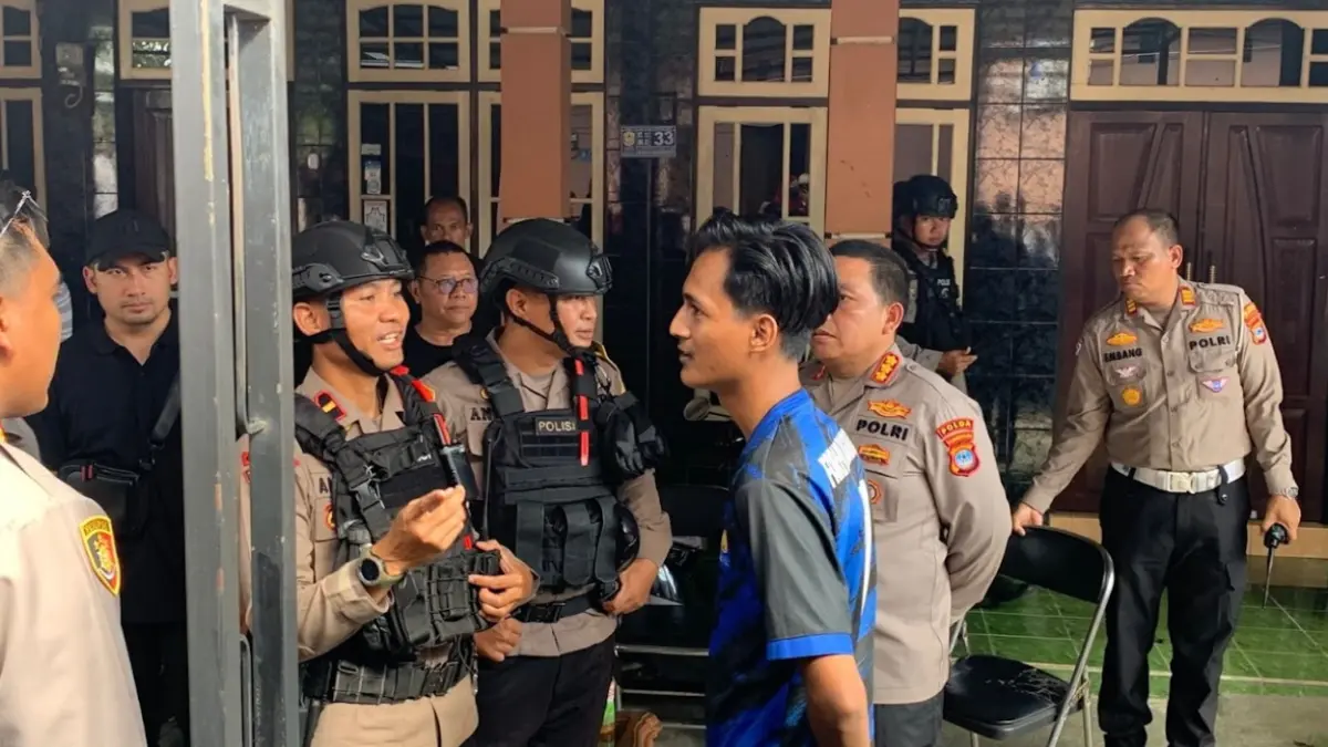 MORTIR: Tim Gegana bersiaga melakukan pemeriksaan dan sterilisasi di lokasi temuan benda diduga mortir di Gang Ibu, Antasan Kecil Barat, Kamis (16/4).  | Foto: Maulana