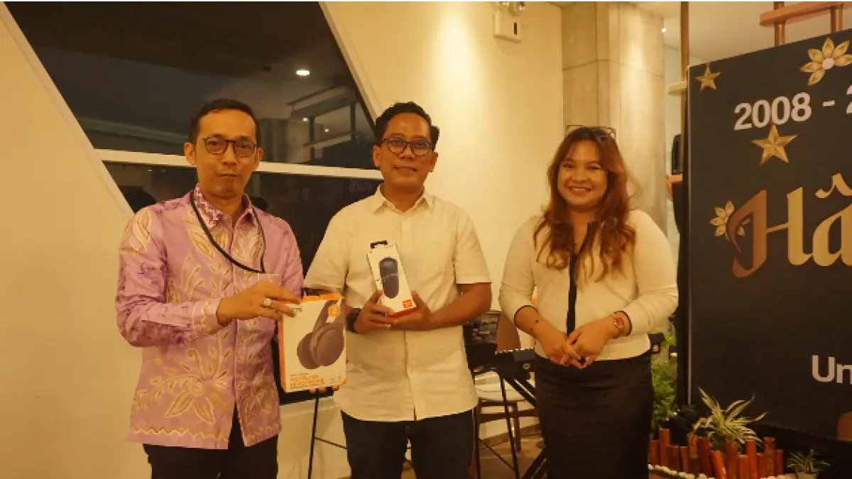 PARTISIPASI - BM Fibernet Banjarmasin Dewi Wulandari menyerahkan doorprize speaker dan headset bluetooth