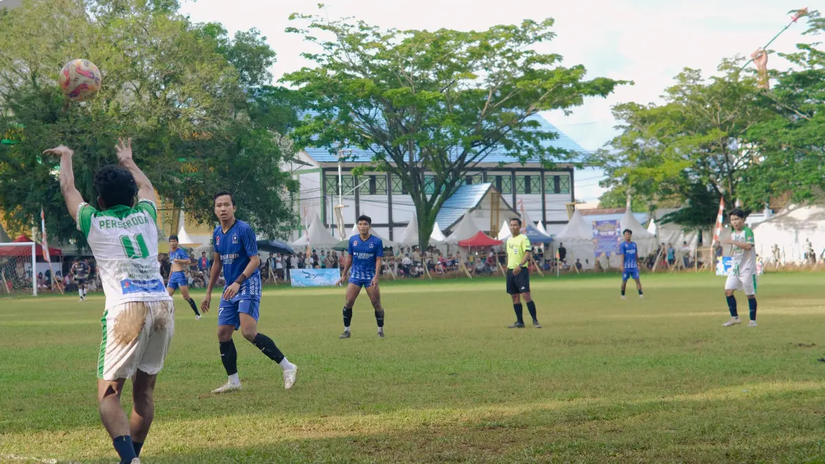 PERTANDINGAN: Pemain Peseroda (putih) melakukan lemparan ke dalam saat laga Bupati Cup Tanah Bumbu di Lapangan 17 Februari, Pagatan. (Foto: Fauzi Rahman untuk Radar Banjarmasin)