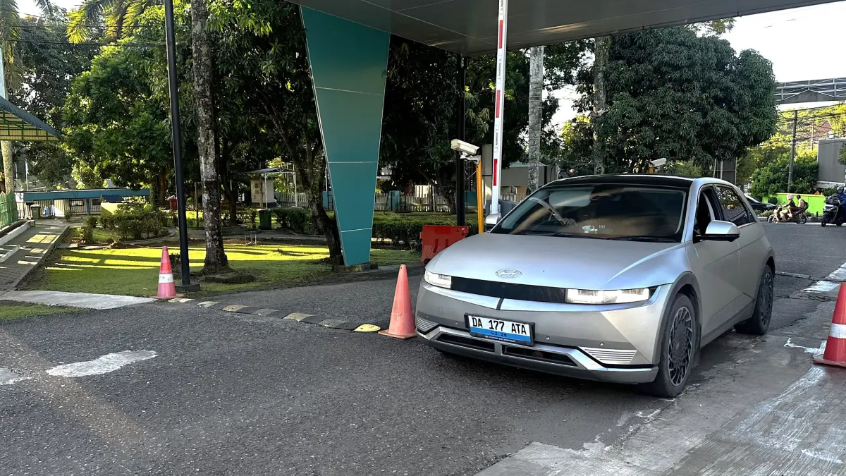 RAMAH LINGKUNGAN: Salah satu pegawai PLN UID Kalselteng menggunakan mobil listrik untuk memasuki kawasan kantor.
