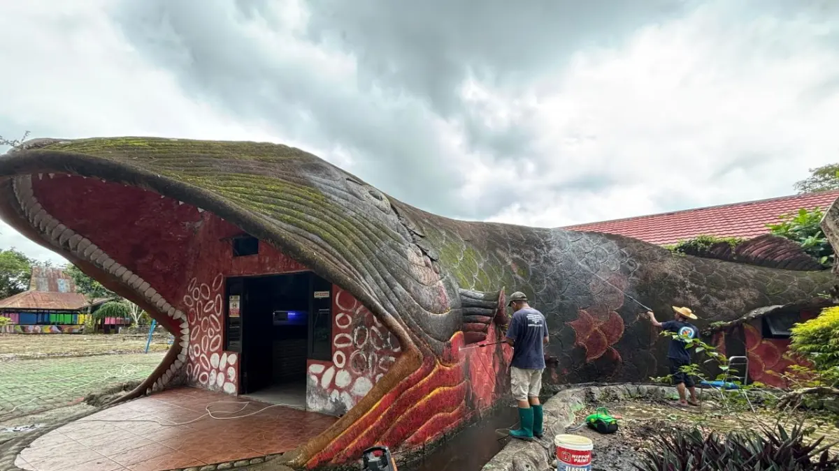 SEMPROT: Pembersihan aquarium yang dilapisi lumut di Kebun Binatang Jahri Saleh, Sungai Jingah Banjarmasin.