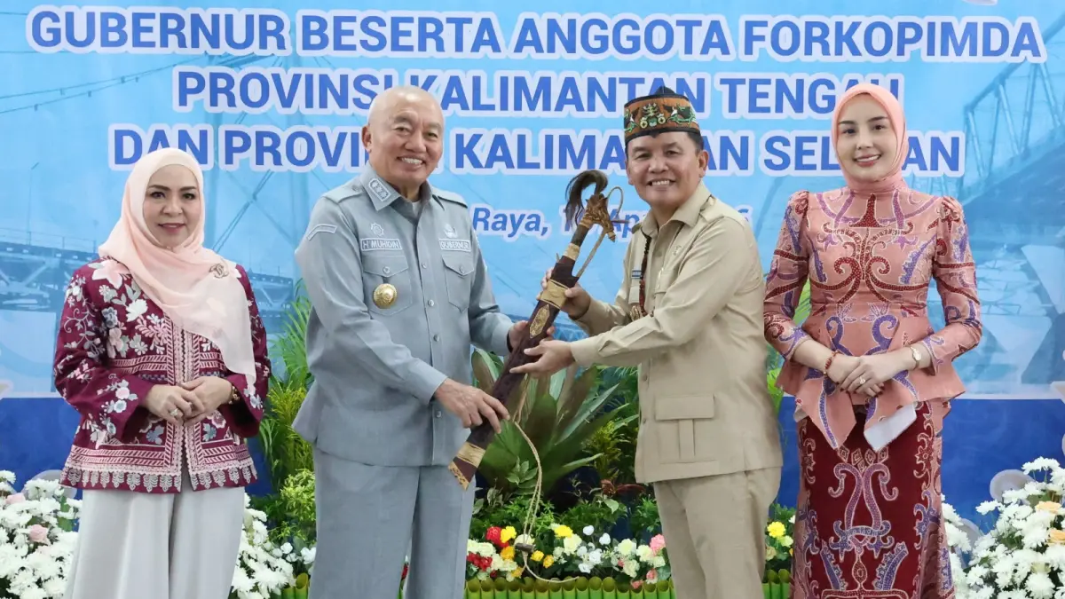 SERAHKAN MANDAU: Gubenur Kalsel, H Muhidin dan Gubernur Kalteng, Sabran sepakat menjalin kerja sama
