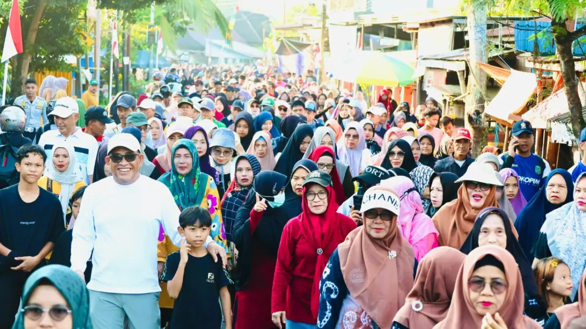 PECAH:Ribuan warga mengikuti jalan sehat dan senam bersama dalam rangka Hari Jadi ke-74 Kabupaten HSU di Halaman Kantor Camat Sungai Pandan, Jumat (17/4/2026) pagi. Kegiatan ini dihadiri Bupati dan Wakil Bupati HSU, H Sahrujani dan Hero Setiawan.(Foto:Pemkab HSU)