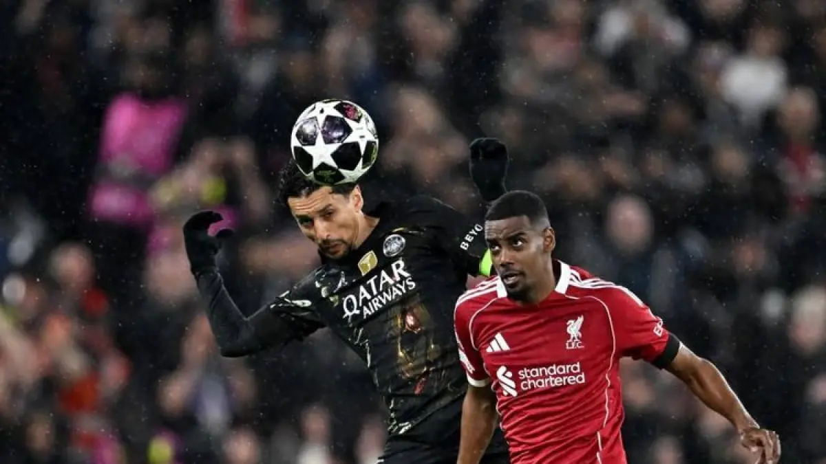 BEREBUT: Bek Paris Saint-Germain (PSG), Marquinhos (kiri), berebut bola dengan striker Liverpool, Alexander Isak pada laga leg kedua perempat final Liga Champions UEFA, Rabu (15/4).
(AFP/PAUL ELLIS)&nbsp;