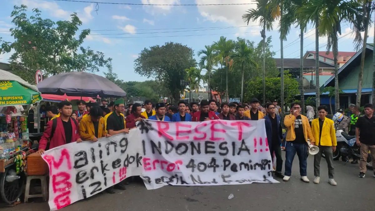 BLOKADE: Jalan Jenderal Sudirman di kawasan Siring Nol Kilometer ditutup untuk pengunjuk rasa yang hendak melintas karena merupakan kawasan militer. (Zulvan Rahmatan/Radar Banjarmasin)