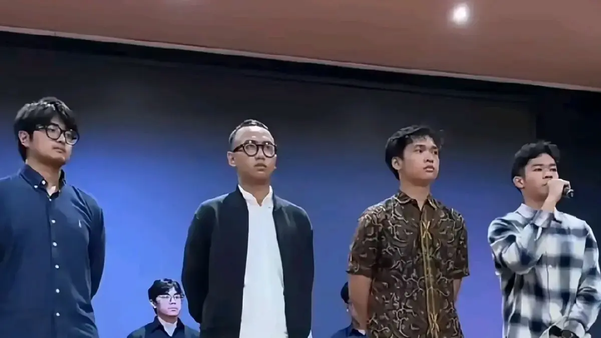 DISIDANG: Empat dari 16 mahasiswa FH UI yang diduga jadi pelaku pelecehan seksual saat disidang terbuka di hadapan mahasiswa. (TikTok ody)