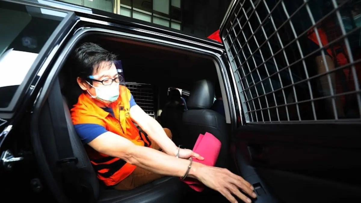 DITAHAN: Beneficial owner PT Asmin Koalindo Tuhup (AKT), Samin Tan saat diamankan oleh Kejagung RI atas dugaan korupsi tambang ilegal. (Jawa Pos)
