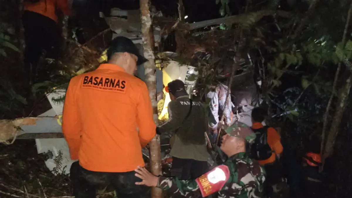 DITEMUKAN: Tim SAR Gabungan mengevakuasi jenazah para korban kecelakaan Helikopter Airbus H130 di wilayah Kecamatan Nanga Taman, Kabupaten Sekadau, Kalbar, Kamis (16/4). (TNI AD)