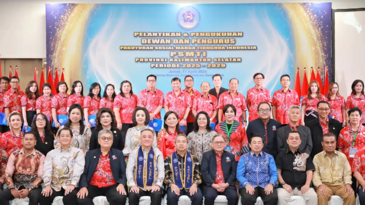 FOTO BERSAMA: Gubernur dan Wakil Gubernur Kalsel, H Muhidin dan Hasnuryadi Sulaiman, bersama Sekdaprov Kalsel, HM Syarifuddin melantik pengurus PMSTI Kalsel di Gedung Chandra Banjarmasin, Jumat (17/4/2206).