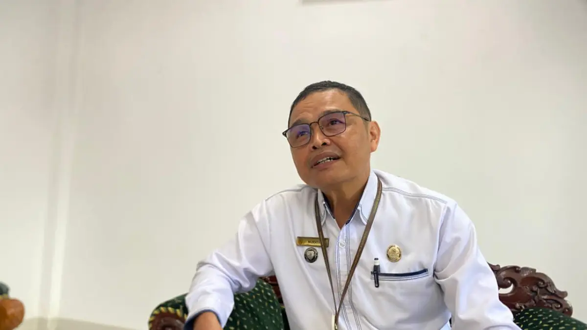 TEGAS:Panitera Pengadilan Agama (PA) Kota Banjarmasin, Mukhyar memberikan keterangan terkait rencana penerapan sanksi pemblokiran layanan administrasi kependudukan bagi mantan suami yang lalai memenuhi kewajiban nafkah anak pascaperceraian.(Foto: Endang Syarifuddin/Radar Banjarmasin)