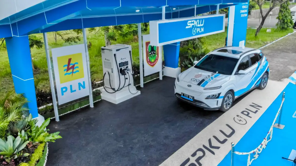 ISI DAYA: Mobil kendaraan listrik mengisi daya di SPKLU Fast Charging di perkantoran Gubernur Provinsi Kalimantan Selatan. (pln kalselteng)