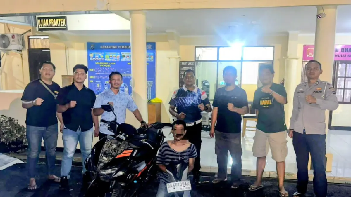 KASUS CURANMOR: Petugas Polres HSU menyerahkan tersangka dan barang bukti sepeda motor curian kepada Satreskrim Polres HST, Jumat (17/4/2026) untuk proses penyidikan lebih lanjut. (Foto: Polres HSU).&nbsp;