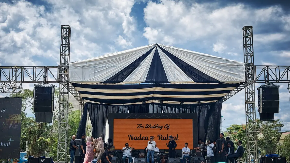 MERIAH: Hiburan rakyat penampilan El Corona meriahkan resepsi pernikahan putri Bupati Kabupaten HST, Sabtu (18/4/2026).(Foto: Jamaluddin/Radar Banjarmasin).