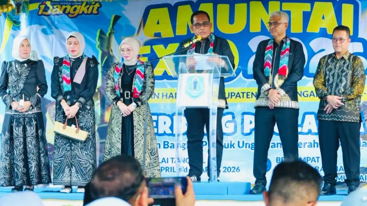 MERIAH:Bupati dan Wakil Bupati Kabupaten HSU, H Sahrujani dan Hero Setiawan, serta Sekda HSU, H Adi Lesmana membuka secara resmi Expo Hari Jadi ke-74 Kabupaten HSU di Jalan Basuki Rahmat, Amuntai, Jumat (17/4/2026).(Foto:Pemkab HSU)&nbsp;