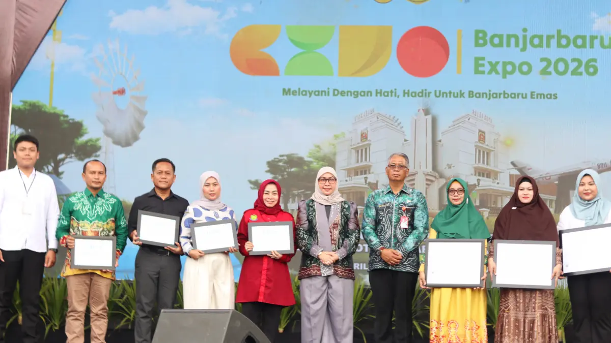 MOMEN: Wali Kota Banjarbaru Hj. Erna Lisa Halaby berfoto bersama perwakilan perusahaan penerima penghargaan usai penyerahan piagam pada pembukaan Expo dan Job Fair Hari Jadi ke-27 Kota Banjarbaru.