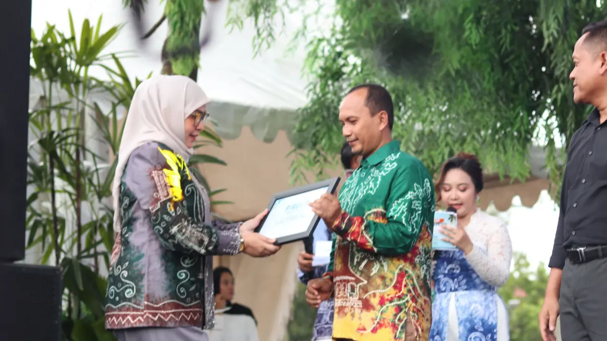 PENGHARGAAN: Wali Kota Banjarbaru Hj. Erna Lisa Halaby menyerahkan piagam penghargaan kepada perwakilan PAMA BBSO atas kepedulian dan pemberdayaan tenaga kerja difabel, di Lapangan Dr. Murdjani, Jumat (17/4/2026).