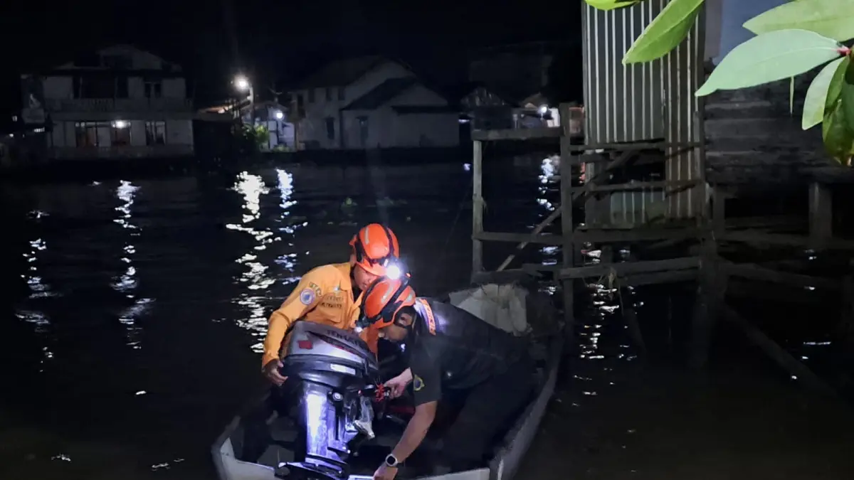 PENYISIRAN:Tim BPBD Kota Banjarmasin, dipimpin Danru Ahmad Alfian melakukan pencarian korban diduga tenggelam di Sungai Martapura sekitar titik korban tenggelam, Sabtu (18/4/2026) malam.(Foto:BPBD Kota Banjarmasin)&nbsp;