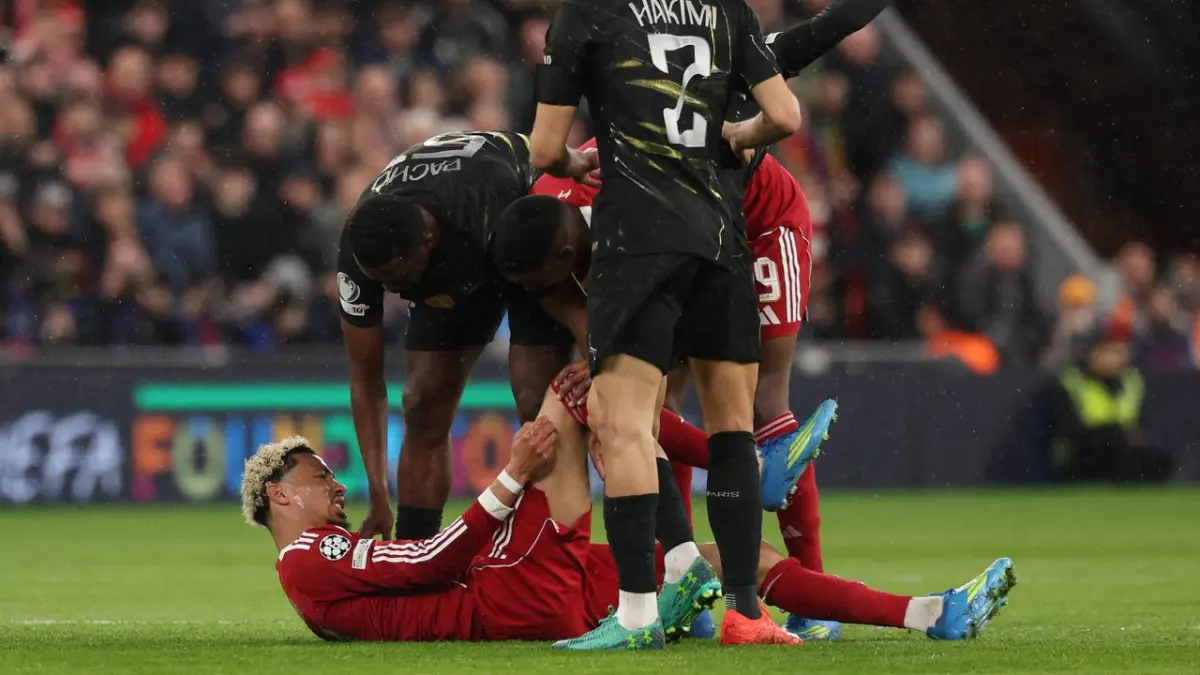 PERAWATAN: Penyerang Liverpool, Hugo Ekitike mendapatkan perawatan saat cedera di pertandingan leg kedua perempat final Liga Champions UEFA melawan Paris Saint-Germain (PSG) di Anfield, Rabu (15/4).&nbsp;
(FRANCK FIFE / AFP)