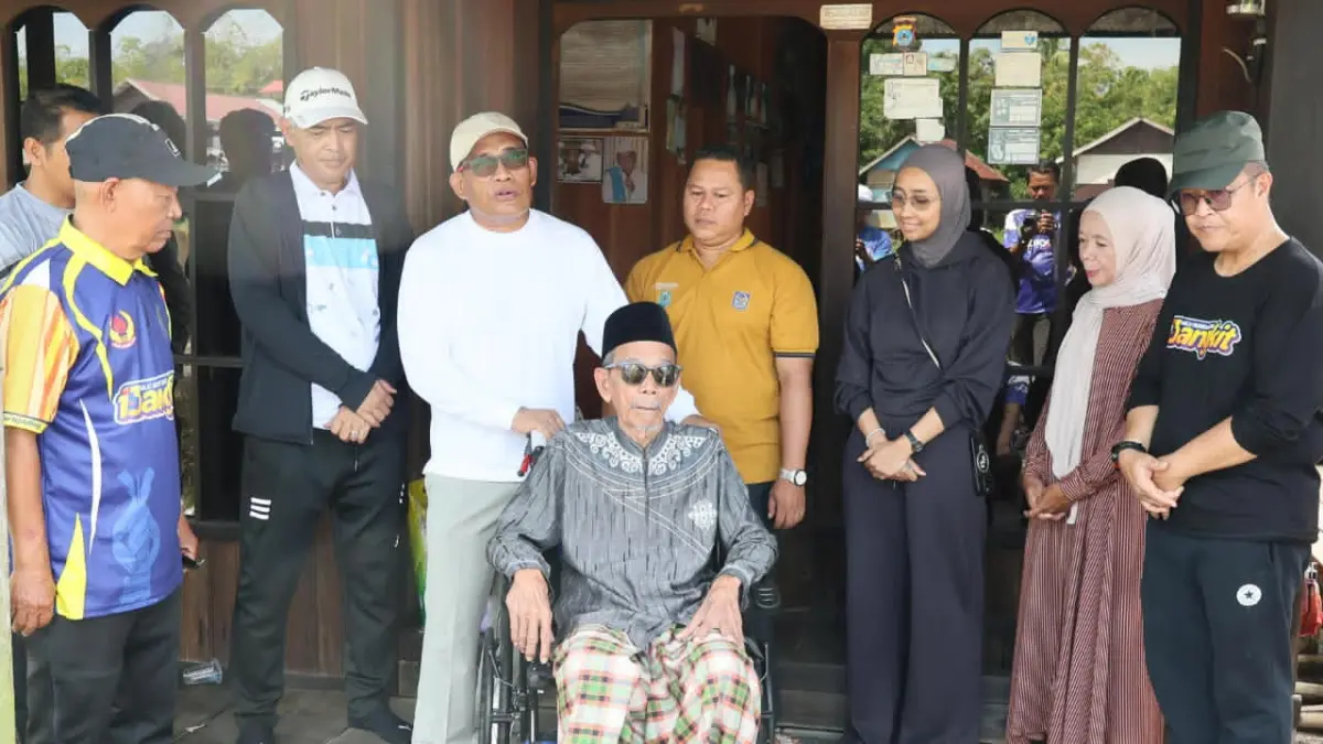 SOSIAL: Bupati HSU, H Sahrujani didampingi Wakil Bupati HSU, Hero Setiawan menyerahkan bantuan kursi roda kepada Misra, warga Desa Tatah Laban, Kecamatan Sungai Pandan.(Foto: Istimewa/Radar Banjarmasin)&nbsp;